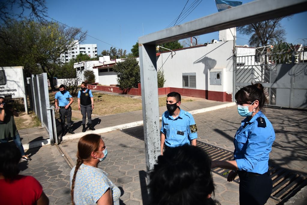 Tensión. Familiares de internos se agolpan frente a la Alcaidía, de barrio Cáceres, en busca de información. (Pedro Castillo)