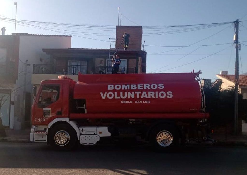 Asisten con camiones a familias sin agua en Villa de Merlo