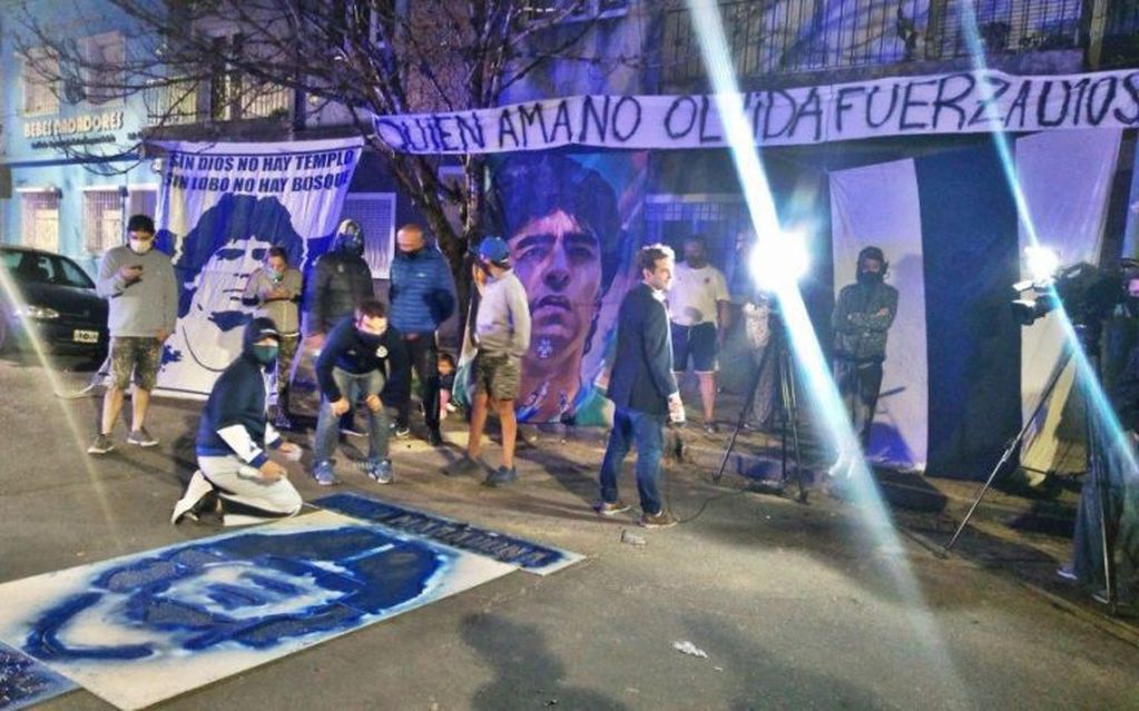 Vigilia por Maradona en la puerta de la clínica platense (Twitter)