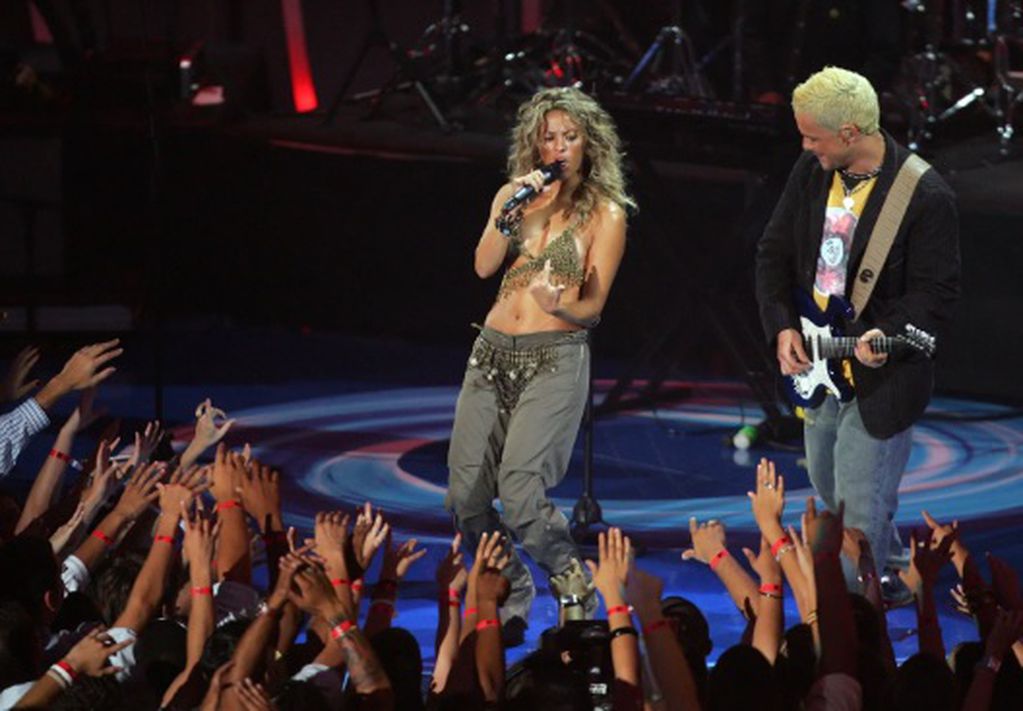 Shakira en el 2005 compartió escenario con Alejandro Sanz y ya marcaba tendencia.