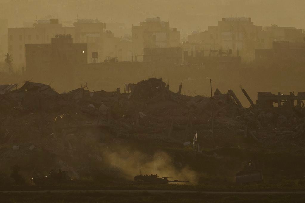 Un tanque del ejército israelí avanza por la Franja de Gaza, visto desde el sur de Israel, el 5 de marzo de 2024.