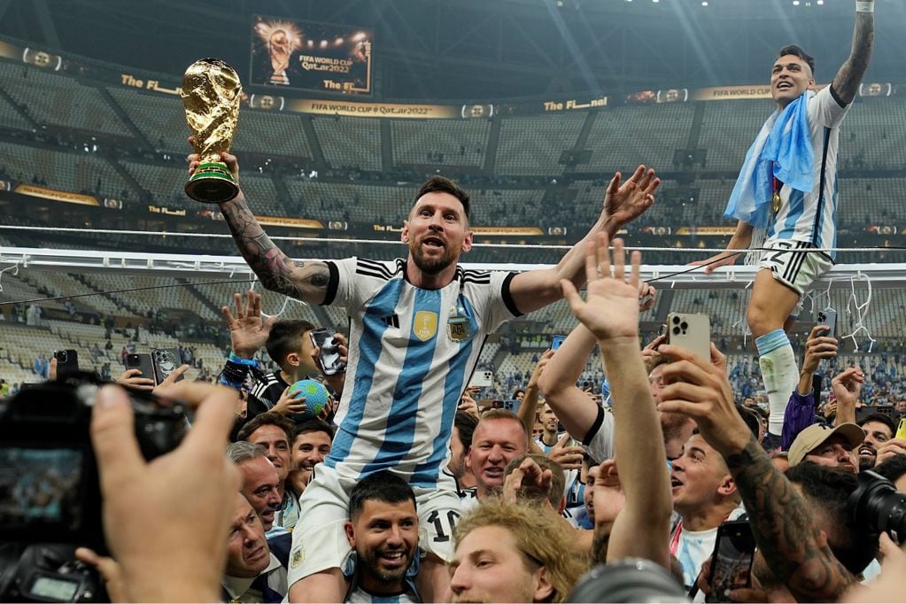 Messi en andas en el Mundial de Qatar. Foto: AP