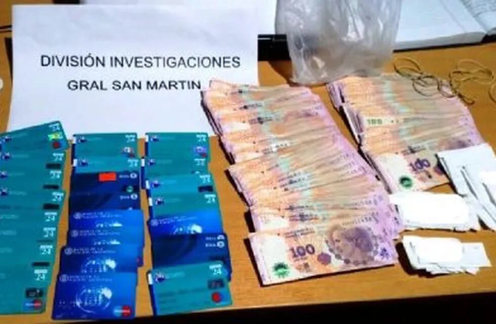 Los plásticos y el dinero secuestrado por la Policía del Chaco. Policía del Chaco)