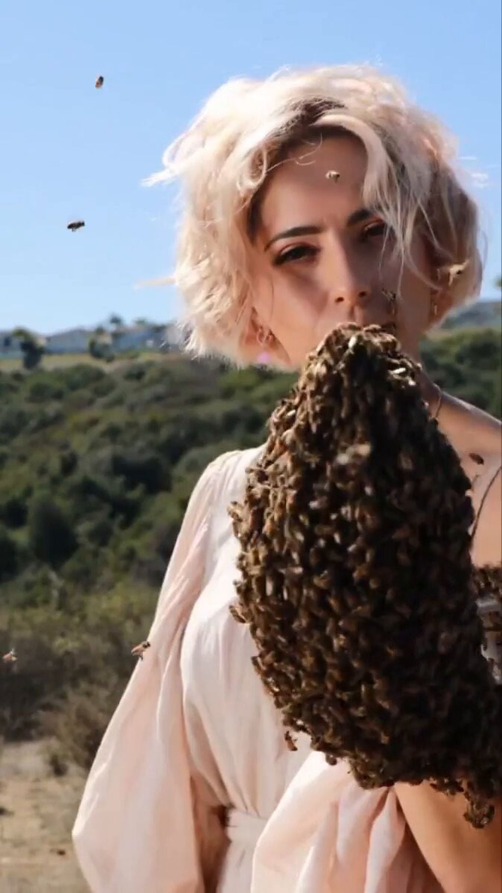 Victoria Vanucci besando abejas