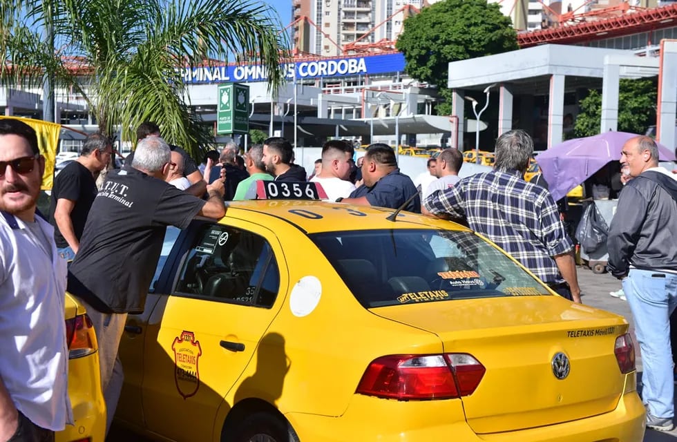 Taxistas protestan frente a la Terminal de Ómnibus de Córdoba. (José Gabriel Hernández / La Voz)