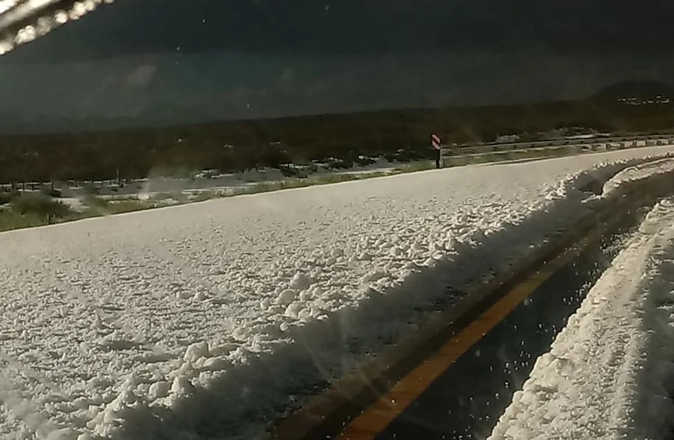 La ruta 40 quedó cubierta de blanco luego de una feroz tormenta de piedra y granizo.
