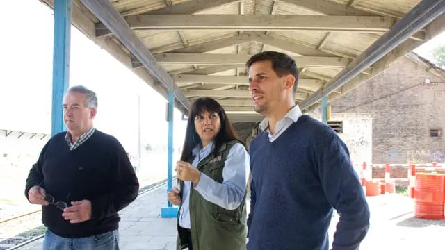 Destéfanis, Sagardoy y Viotti, en la estación de trenes de Rafaela