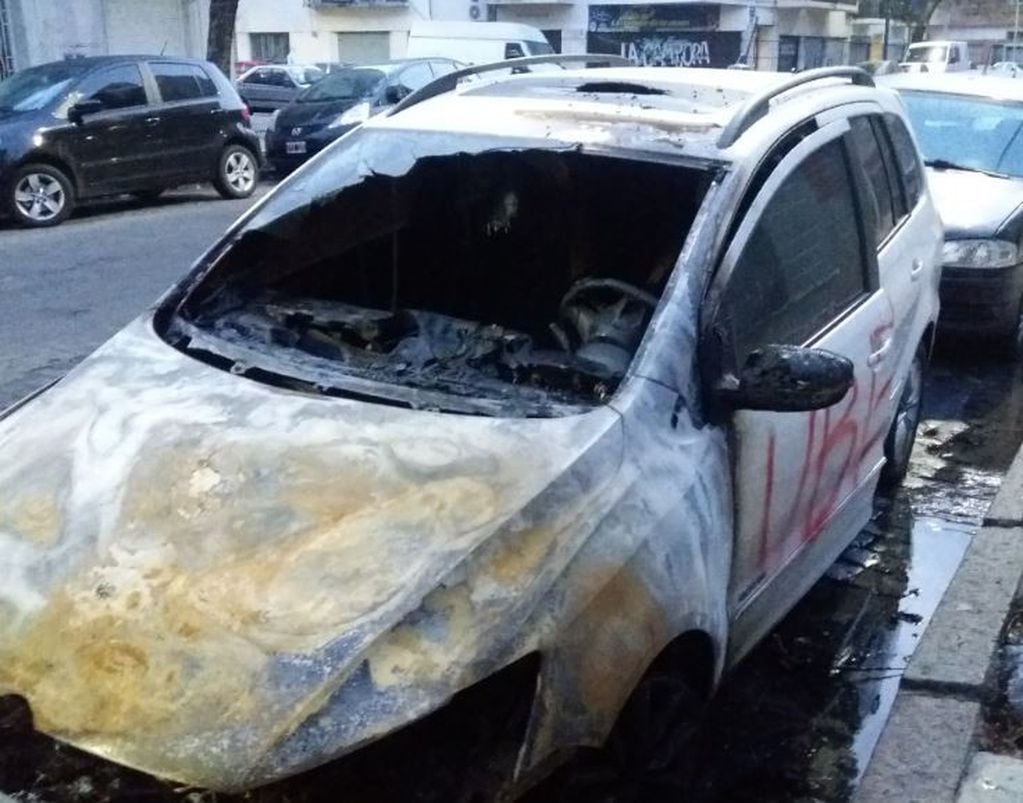 Quemaron dos autos en La Paternal y sospechan de "caza-Uber" (crédito: latecomuna15)