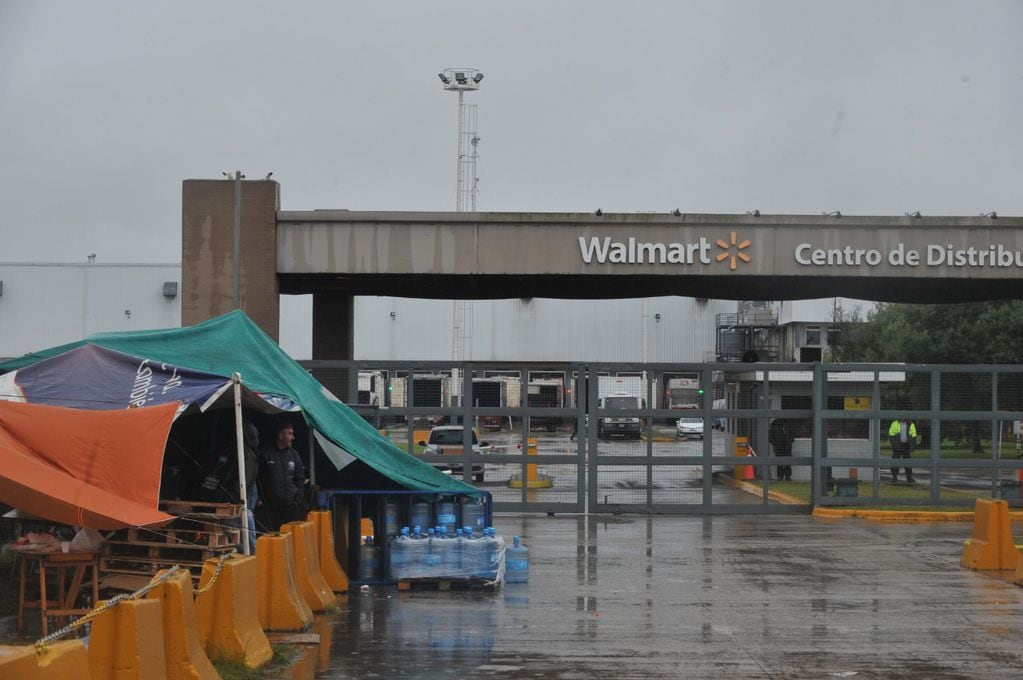 Camioneros bloquea el acceso al centro logístico de Walmart. (Clarín)