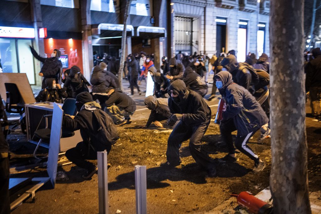 Manifestantes se enfrentan con la policía en una protesta por la detención del rapero Pablo Hasél en Barcelona.