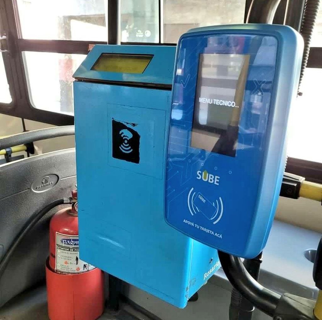 Un ómnibus de la línea 115 ya tiene máquinas para el pago con las dos tarjetas.