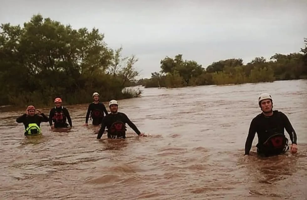 En el río Ctalamochita trabajan 64 bomberos voluntarios, en la búsqueda de un joven que se perdió el 7 de febrero de 2021.