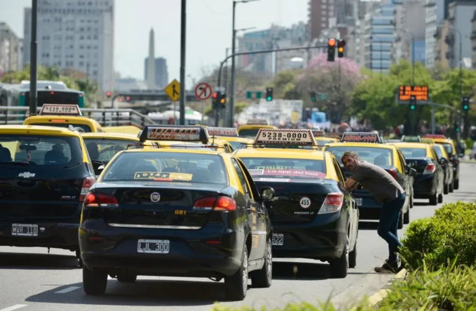 ARCHIVO. Protesta de taxistas en la avenida 9 de Julio. (Clarín)-