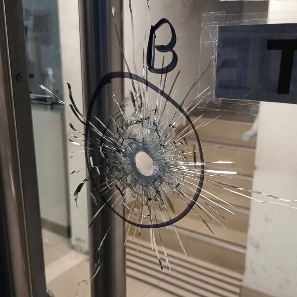 Al menos tres balazos impactaron sobre la fachada del banco Macro.