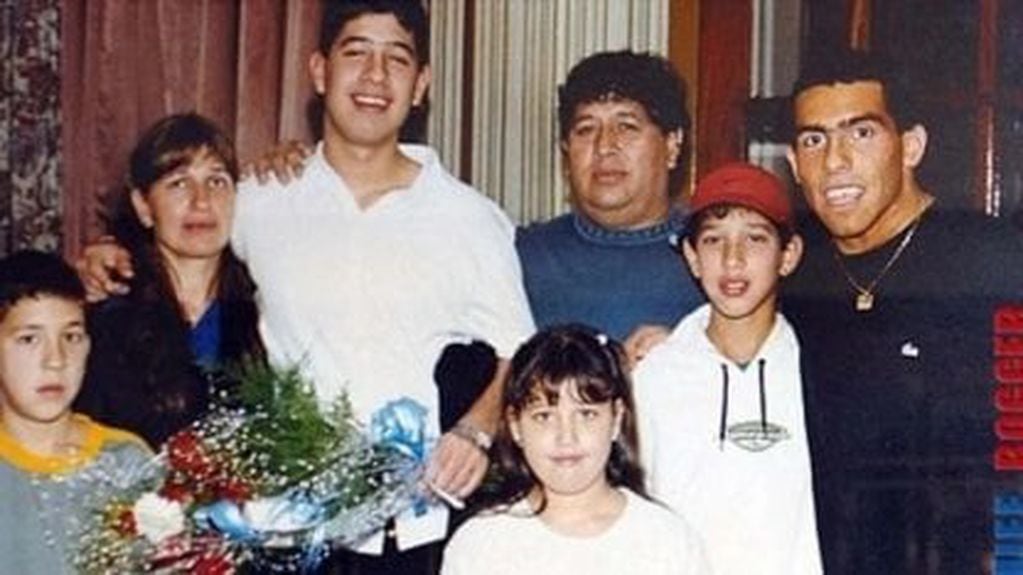 Carlos Tévez junto a su familia, entre los que se encuentra Don Segundo