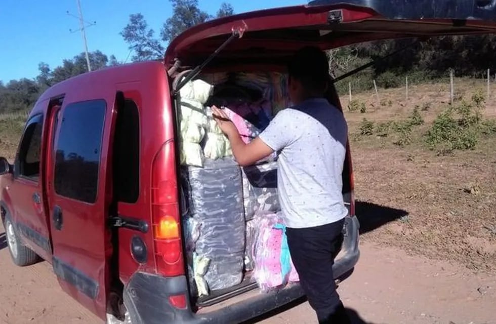 La mercadería ilegal dentro de la camioneta (Prensa Policía)