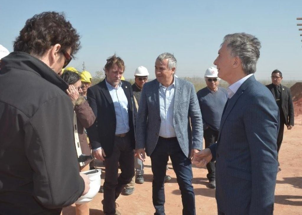 El presidente Macri observó el estado de avance del proyecto de ampliación de la Ruta Nacional 34, en un tramo cercano al límite con Salta.
