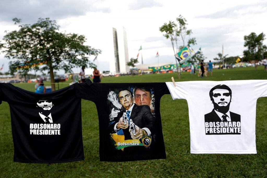 Camisetas en apoyo a Bolsonaro, durante la campaña electoral (REUTERS/Adriano Machado).