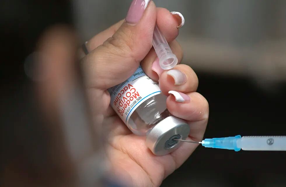 Continua la vacunación contra Covid 19,  combinada para menores de 18 años en el centro de vacunación en la Nave Cultural
La población de Mendoza, que fuera vacunada en primera dosis con la Sputnik V, puede colocarse la segunda dosis de la Moderna.

Foto: Orlando Pelichotti