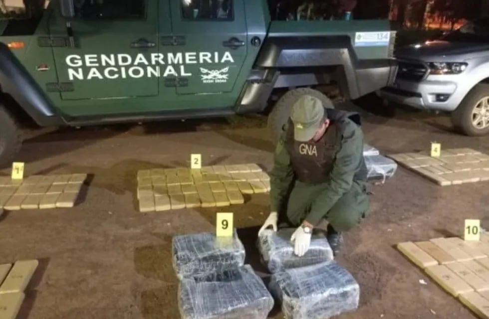 Transportaba marihuana y chocó contra el móvil de Gendarmería en Puerto Leoni.