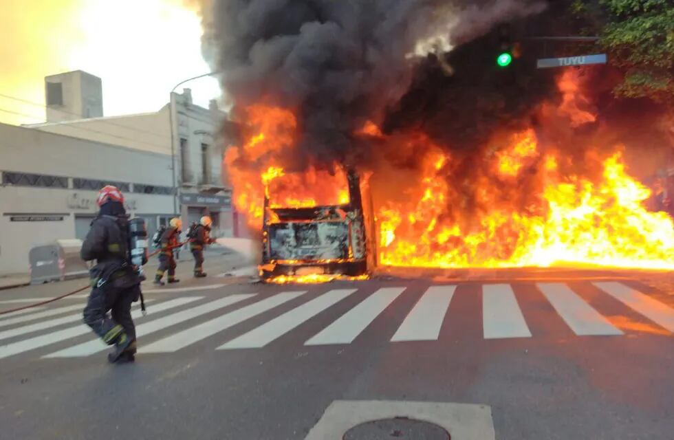 Un colectivo se incendio en avenida Rivadavia y Tuyú. Hubo cortes en la zona y hay caos de tránsito.