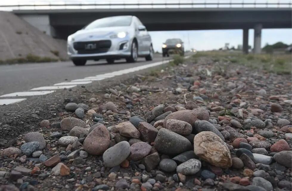 Continúan los accidentes y robos en el Acceso Este, ingreso a Mendoza, por piedras colocadas de forma intencional por delincuentes.