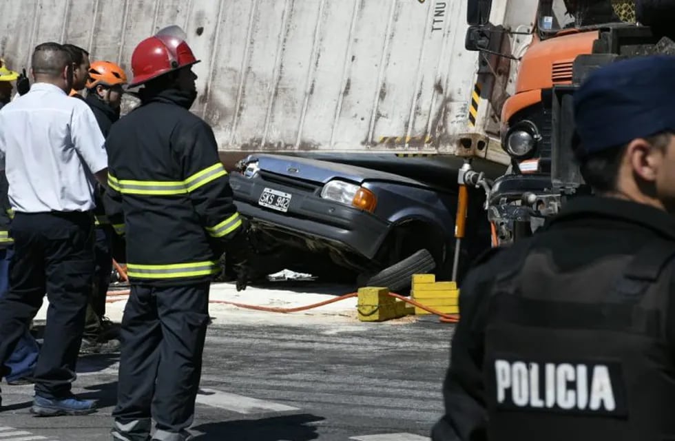 Un acoplado aplastó a un Ford Escort en Circunvalación y Avenida del Rosario. (Juan José García)