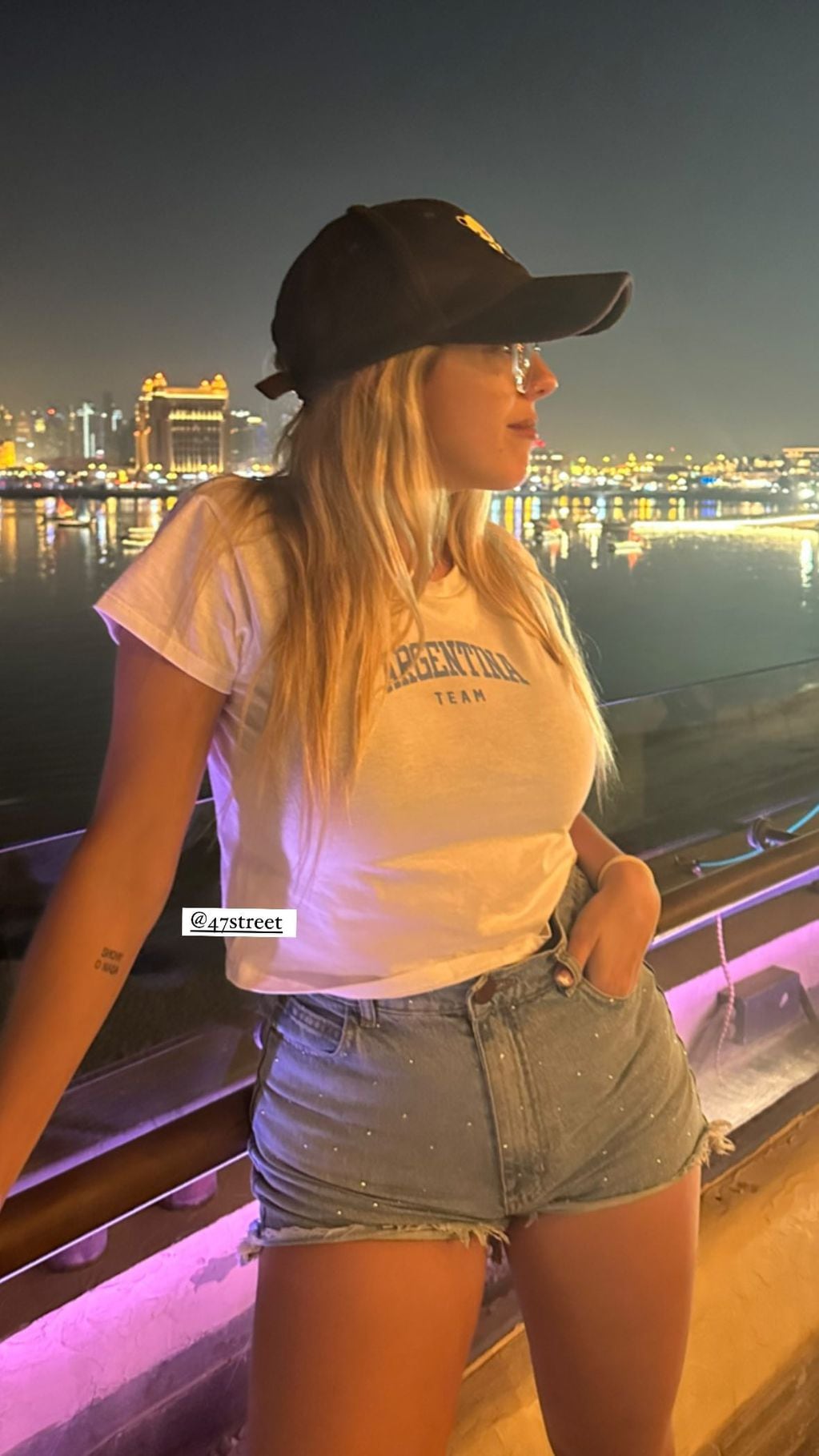Nati Jota deslumbró con su look en las calles de Doha