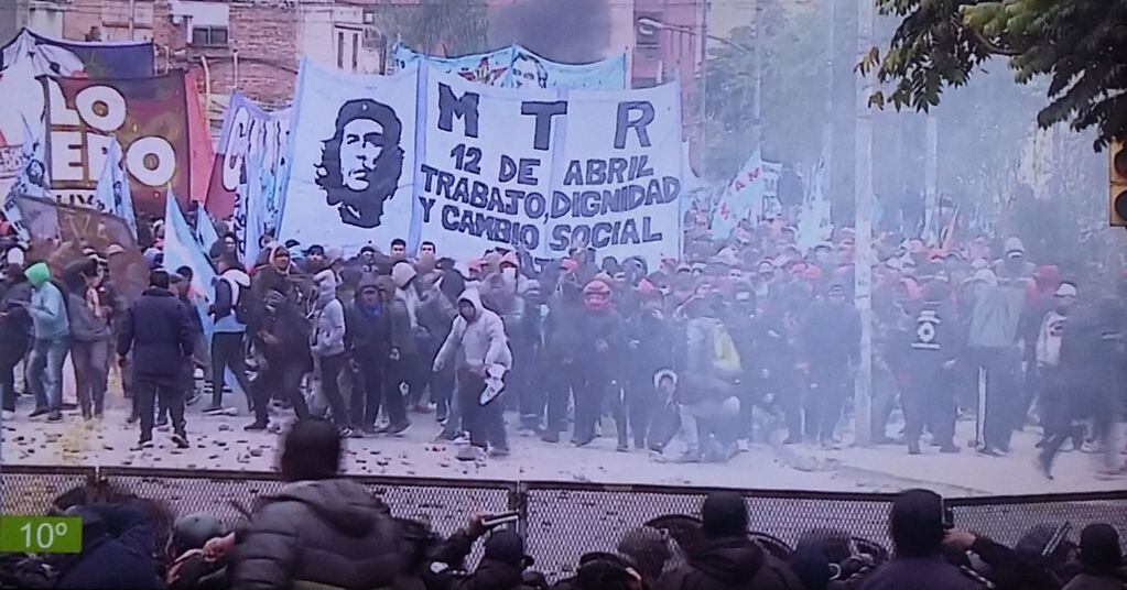 Columnas de organizaciones y partidos de izquierda encabezaron la movilización que derivó en batallas campales en proximidades del edificio de la Legislatura de Jujuy.