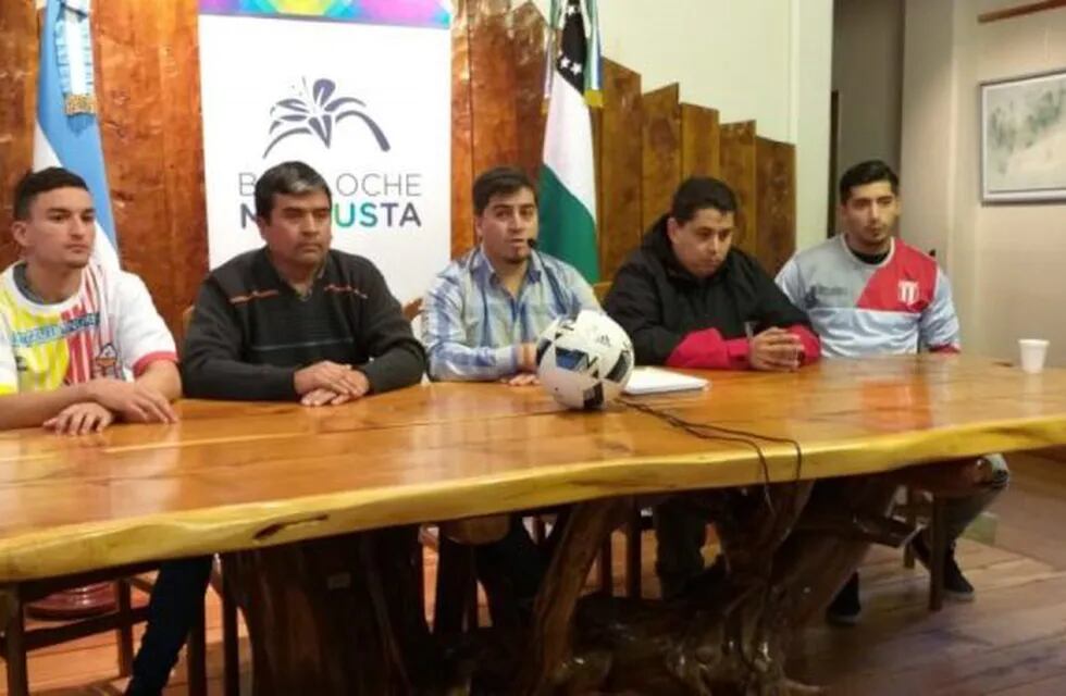 Reunión de los presidentes de Cruz del Sur y Estudiantes de Bariloche con el subsecretario de deportes (Foto: Bariloche2000).