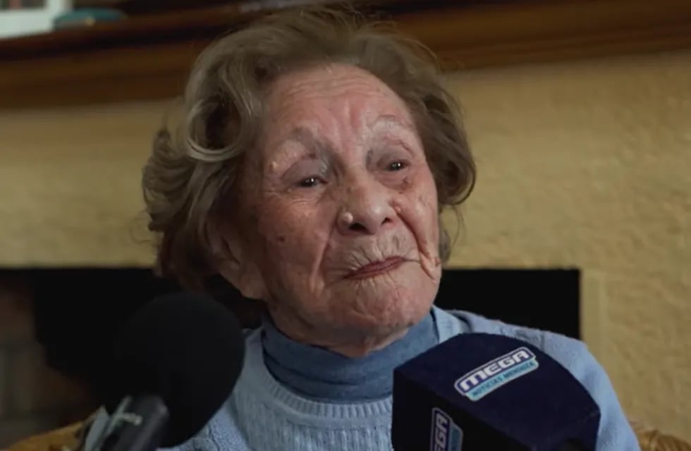 Elena Martínez cumplió 100 años en Rivadavia y festejó con su familia. Foto: Captura web.