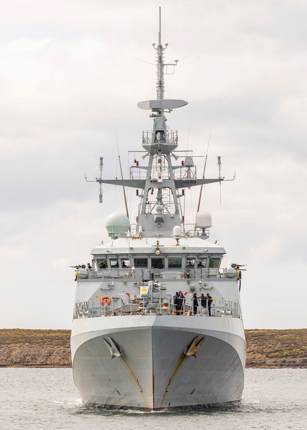 HMS "Forth" zarpando en misión de patrulla, con su armamento exhibido.