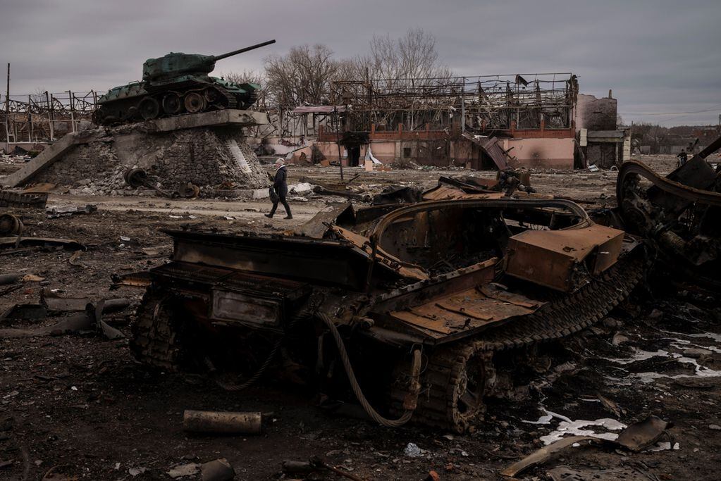 Los restos de la guerra en las principales ciudades ucranianas.  (Felipe Dana/ AP)