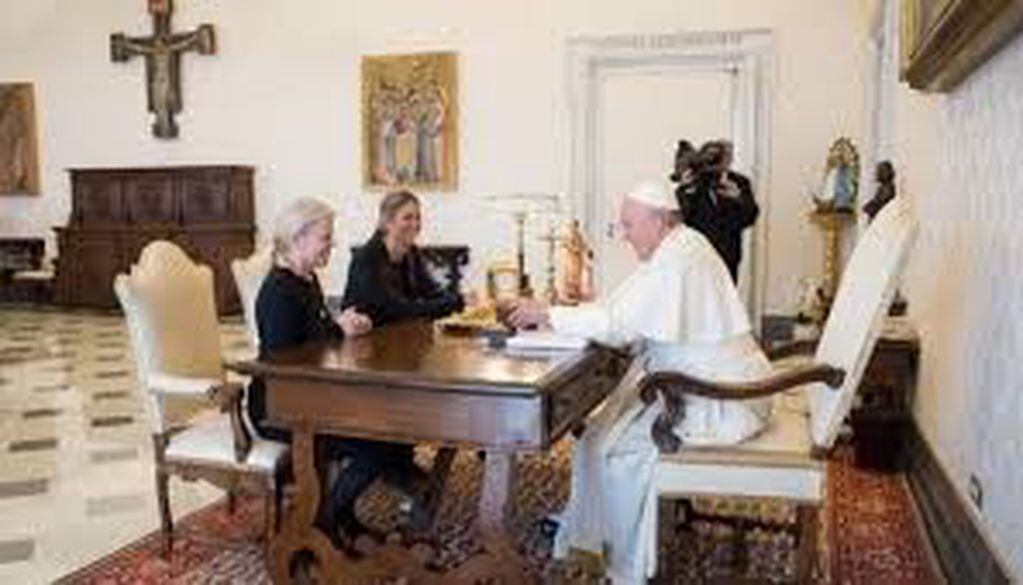 El Papa Francisco recibió a Kristine Tompkins y a Sofía Heinonen, dirigentes  de The Conservation Land Trust. (Vaticano)