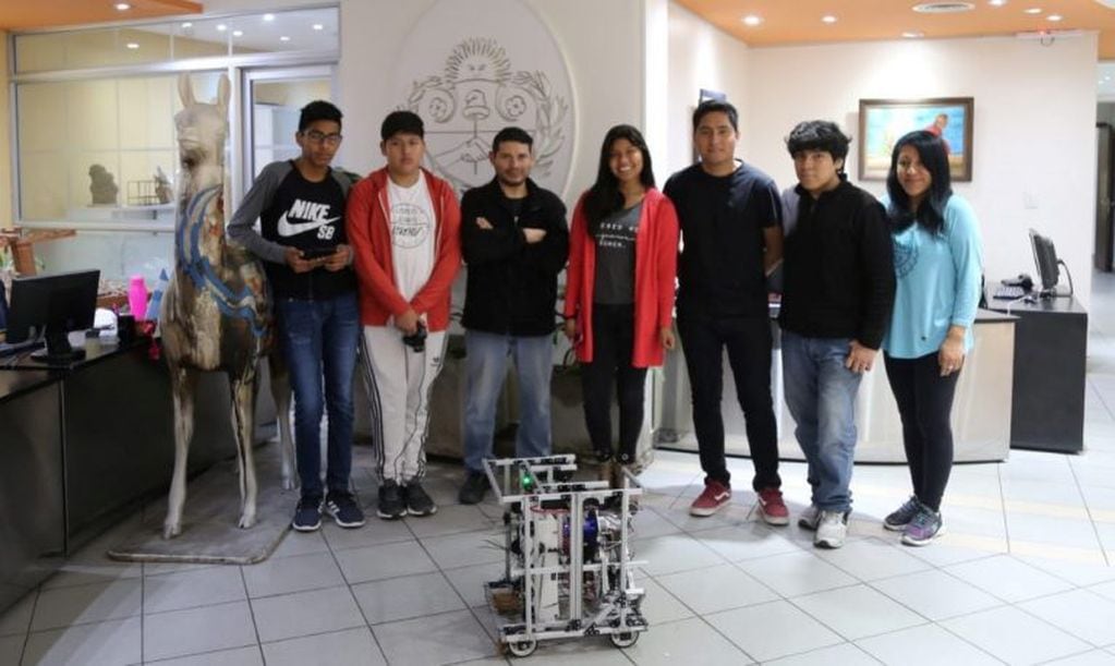 El equipo jujeño con uno de sus robots, listos para participar de la Copa Robótica 2019, durante su visita a la Casa de Jujuy en Buenos Aires.