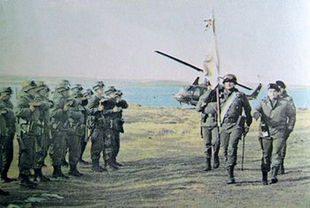 Soldados del E.C. "Güemes" durante un acto en Malvinas antes del desembarco inglés.