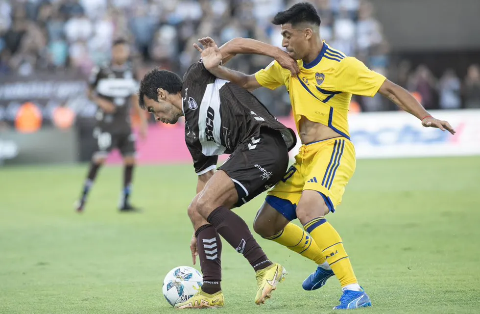 Ciro Rius y Ramírez luchan por el balón. En Vicente López jugaron por la fecha 1 de la Copa de la Liga. (Prensa Platense)