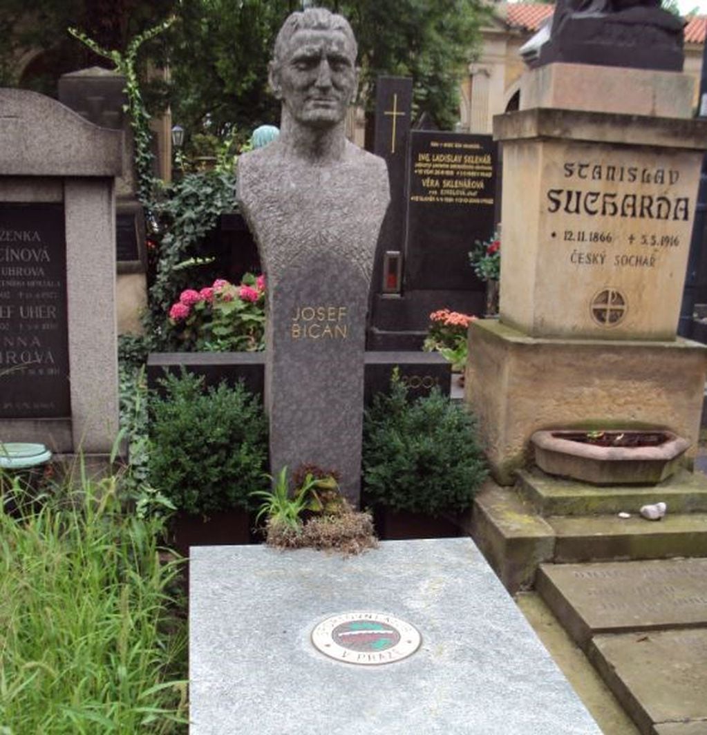 La estatua en homenaje a Bican en su tumba, en Viena (Foto: web)