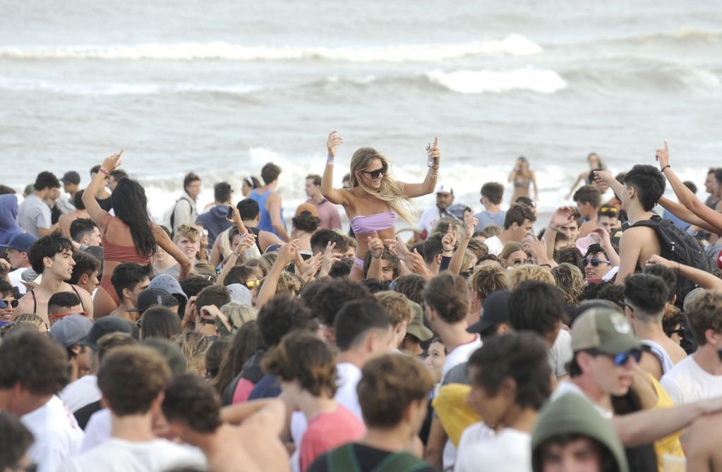 Gran cantidad de jóvenes en la playa de Pinamar