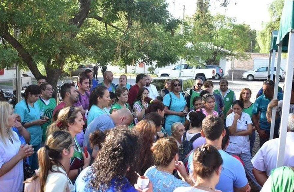 Trabajadores del hospital Lagomaggiore se reunieron en asamblea, por el suicidio de un compañero.