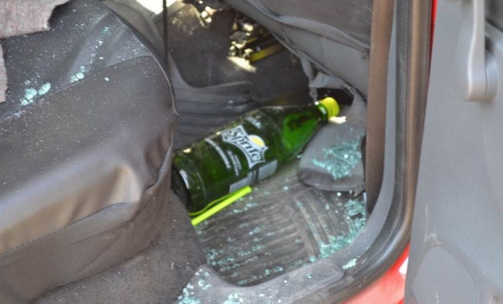 La botella de vidrio con la que atacaron el auto del padre de la víctima.