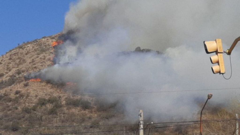 El fuego en las sierras carlospacenses continúa: comenzó la evacuación de algunos vecinos
