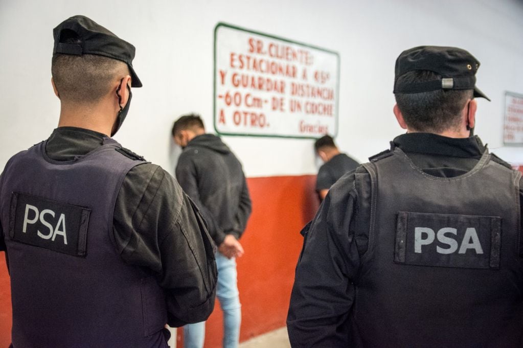 La Policía de Seguridad Aeroportuaria (PSA) desarticuló este jueves una organización criminal dedicada a transportar cocaína desde Jujuy hacia la ciudad de Buenos Aires. Una de las integrantes del denominado "Clan Caucota" revista en las filas de la Policía de Jujuy.