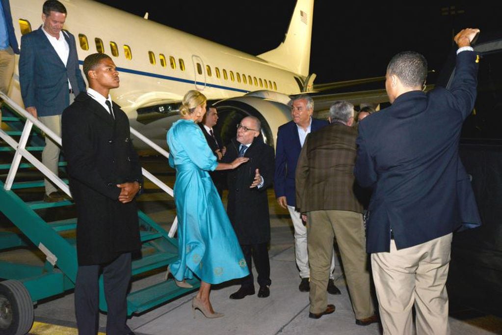 Ivanka Trump arribó al aeropuerto de a ciudad de Perico el miércoles por la noche, donde fue recibida por el canciller argentino Jorge Faurie y el gobernador Gerardo Morales.