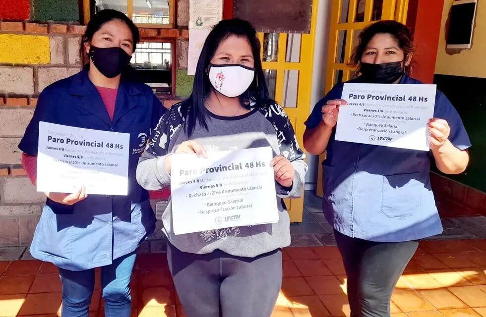 Trabajadoras del municipio capitalino exhiben los panfletos distribuidos por el sindicato convocando al paro por 48 horas en Jujuy.