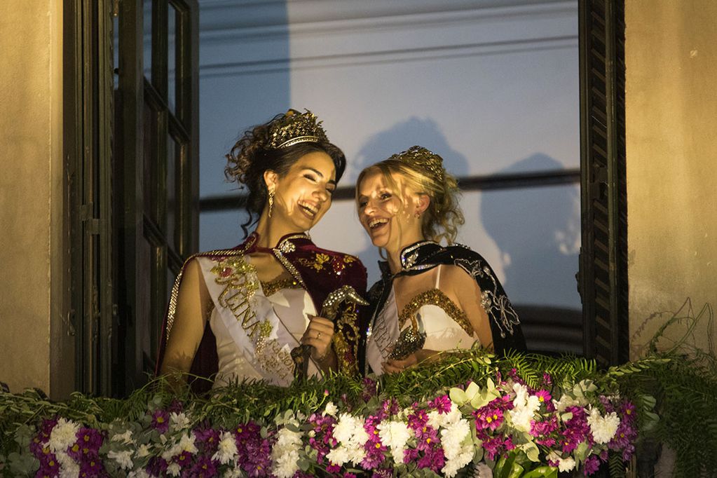 Serenata de las Reinas en el edificio de Cultura.
Natasha Sánchez y Giuliana Pilot