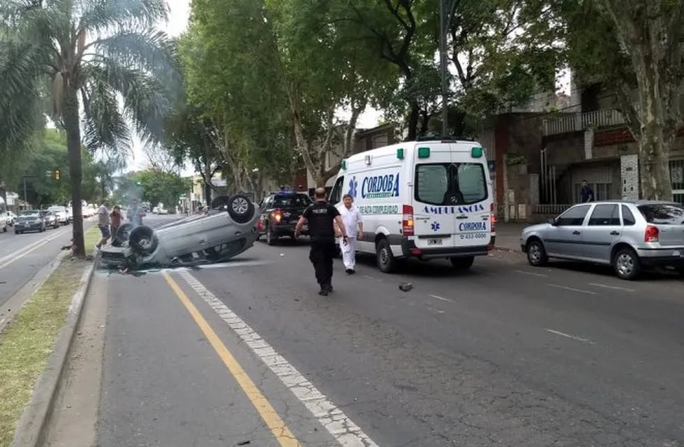 Una persecución policial terminó con un choque y el vuelco de un auto en Pellegrini y Crespo. (@CruzarLaRuta)
