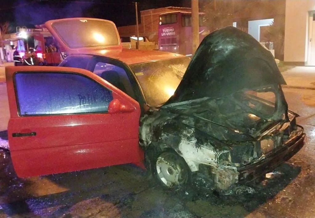 Vehículo incendiado en la vía pública en Arroyito
