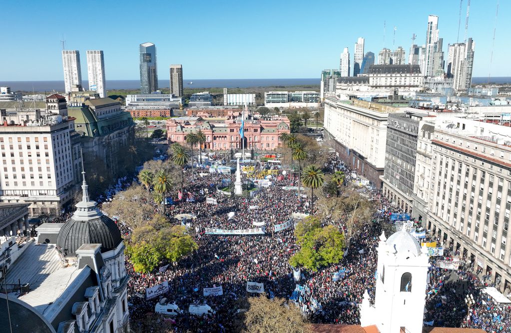Miles de manifestantes se acercaron a las inmediaciones de la Casa Rosada en repudio del atentado contra Cristina Kirchner. Foto: Clarín.