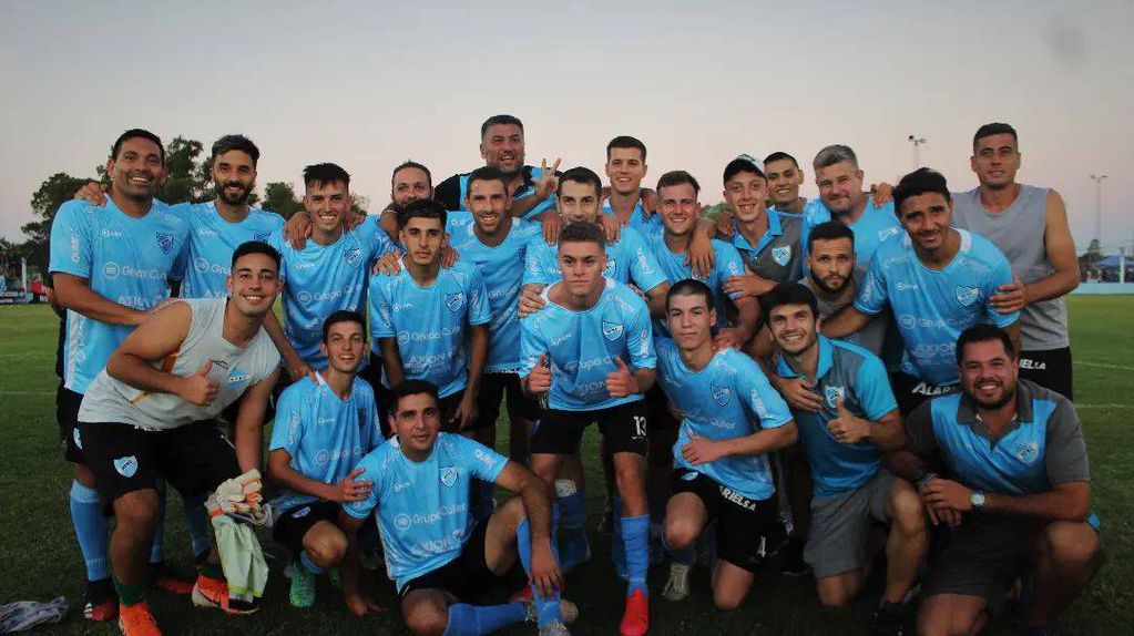 El Celeste ganó 3 a 1 ante Sportsman de Villa Cañás y los jugadores celebraron en la cancha con los ídolos leprosos.